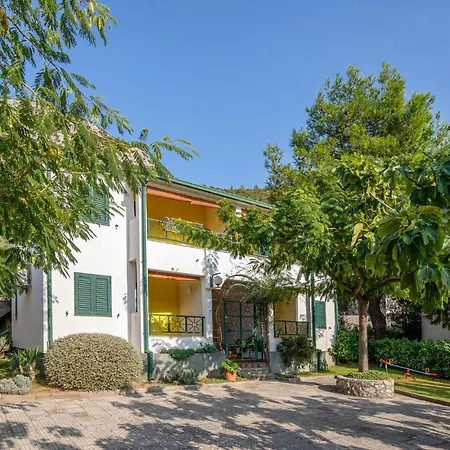 Nice In W/ 1 Bedrooms